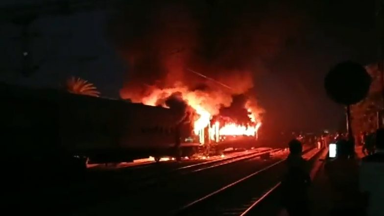 Uttar Pradesh Train Fire Video: Blaze Erupts in Delhi-Darbhanga Clone Special in Etawah, No Casualties Reported