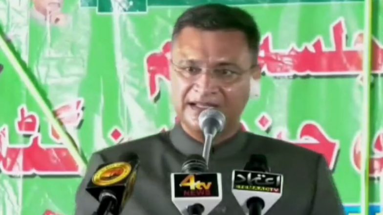 Akbaruddin Owaisi Asks Police Inspector To Leave Public Meeting in Hyderabad When He Asks AIMIM Leader To Stop His Speech for Exceeding Time Allowed Under Model Code of Conduct, Video Surfaces