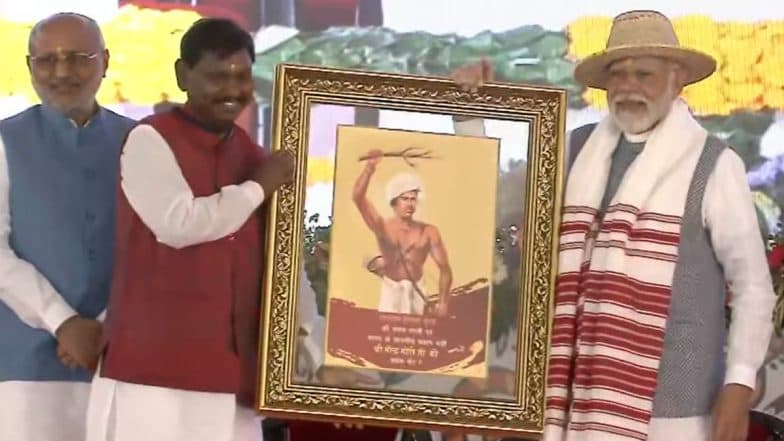 Bhagwan Birsa Munda Birth Anniversary 2023: Tribal Affairs Minister Arjun Munda Felicitates PM Narendra Modi With 'Sabai Grass Hat' and Birsa Munda Portrait (Watch Video)