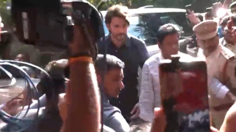 Telangana State Assembly Elections 2023: Mahesh Babu Faces Fan Frenzy After Casting His Vote in Hyderabad (Watch Video)