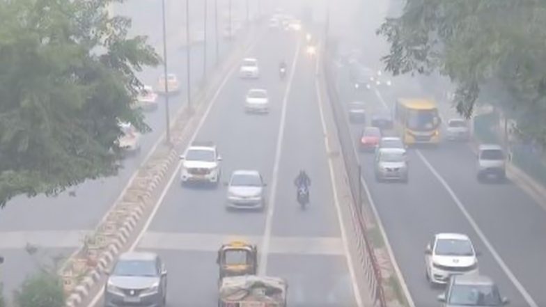 Delhi Air Pollution: Thick Toxic Haze or Smog Chokes National Capital As Air Quality Index Remains in ‘Severe’ Category (Watch Video)