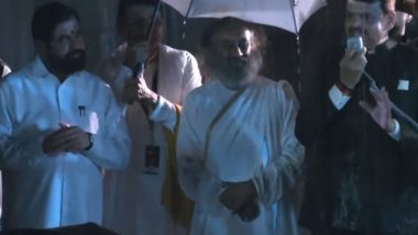 26/11 Mumbai Terror Attack: Maharashtra CM Eknath Shinde, Deputy CM Devendra Fadnavis Pay Tributes to Unsung Heroes Amid Pouring Rains (Watch Video)