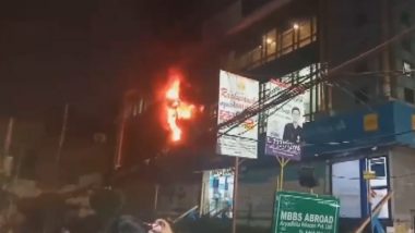 Lucknow Fire: Massive Blaze Erupts at Bank in Hazratganj Area, Employees Jump Out of Building Through Windows (Watch Video)