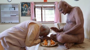 PM Narendra Modi Seeks Blessings of Jain Monk Acharya Vidhyasagar in Chhattisgarh's Dongargarh (See Pics)