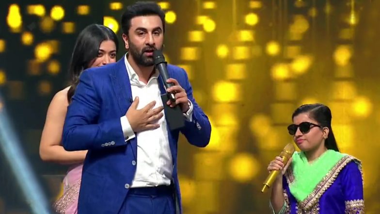 Indian Idol 14: Ranbir Kapoor Reverently Touches Singer Menuka Poudel’s Feet, Refers to Her and Shreya Ghoshal as 'Devi' After Mesmerising Performance (Watch Video)