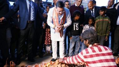 Diwali 2023: Uttarakhand CM Pushkar Singh Dhami Purchases Earthen Lamps on Occasion of Deepavali To Promote Vocal for Local (Watch Video)