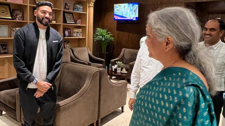 Finance Minister Nirmala Sitharaman Meets Cricketer Mohammed Siraj at Hyderabad Airport, Congratulates Team for Their ‘Stellar’ Performance in ICC World Cup 2023; Pics Surface