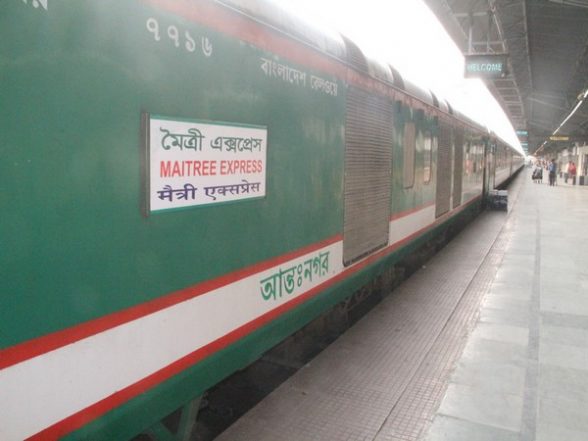 World News | Crude Bombs Hurled at Maitree Express Train in Bangladesh's Pabna, None Hurt - Vimarsana News