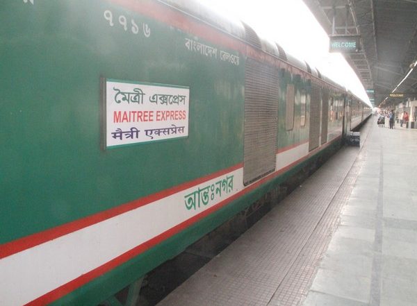 World News | Crude Bombs Hurled at Maitree Express Train in Bangladesh's Pabna, None Hurt