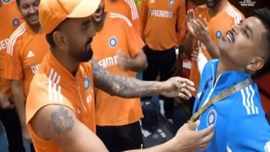 Sports News | Shreyas Iyer Receives 'Fielder of the Match' Award from KL Rahul in Sri Lanka Clash