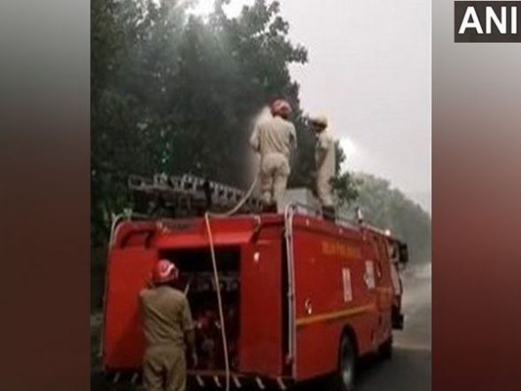 India News | Delhi Fire Services Starts Spraying Water to Curb Pollution - Vimarsana News