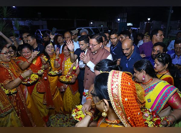 Pushkar Singh Dhami Receives Grand Welcome as He Reaches Mumbai To Participate in Roadshow for 'Uttarakhand Global Investors Summit 2023' (See Pics)