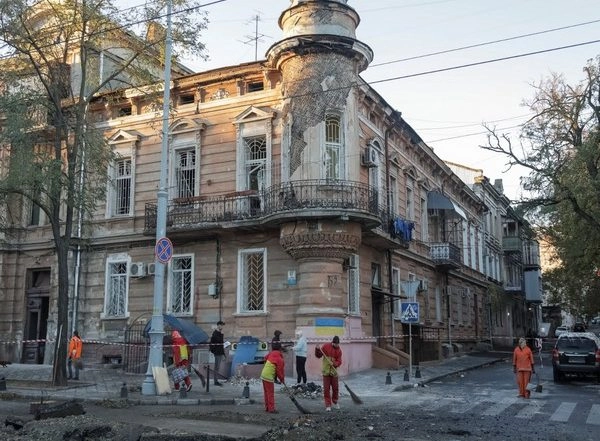 World News | Russian Forces Attack Ukrainian Port City Odesa with Missiles, Drones