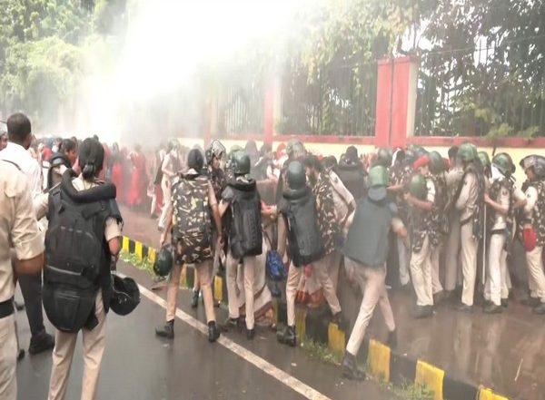 India News | Patna: Bihar Police Use Water Cannons to Disperse Anganwadi Protesters Demanding Honorarium Hike