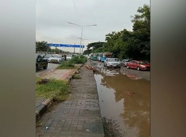 India News | Heavy Rains Batter Bengaluru as Northeast Monsoon Intensifies, DK Shivakumar Takes Stock of Situation