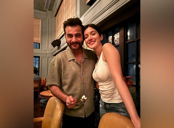Entertainment News | Sanjay Kapoor Posts Adorable Video of Shanaya Kapoor Cutting Her Birthday Cake with Sword