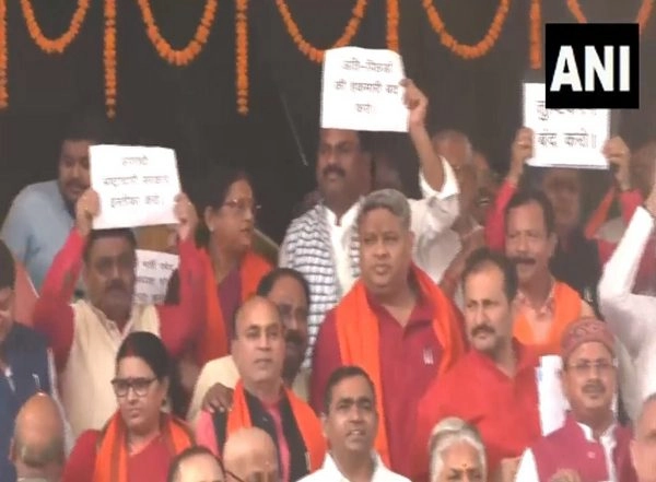 India News | BJP Protests Outside Bihar Vidhan Sabha over Use of Water Cannons on Anganwadi Workers