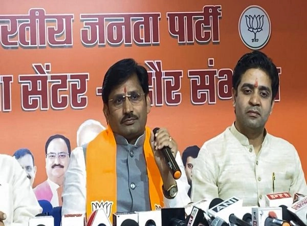 India News | MP: BJP Accuses Congress of Insulting Tribals by Making Them Sit on Ground During Priyanka Gandhi's Rally