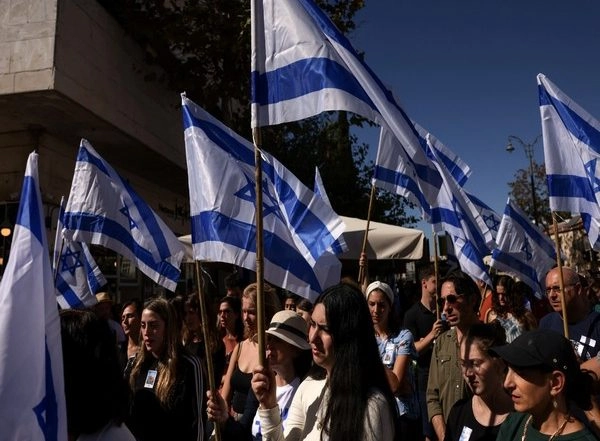World News | Israelis Hold a 'minute of Silence' for Victims of October 7 Massacre