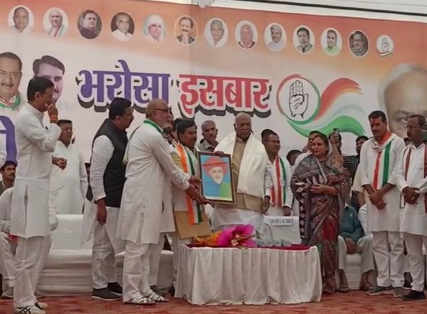 India News | Former MLA and BJP Leader Madan Kushwaha Joins Congress Ahead of MP Assembly Polls