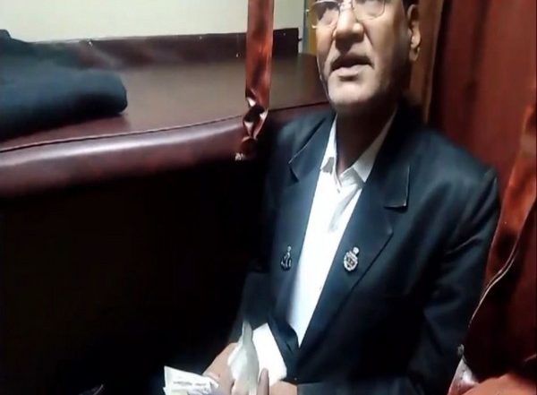 India News | Uttar Pradesh: TTE Suspended After Video of Him Taking Bribe from Passenger Goes Viral