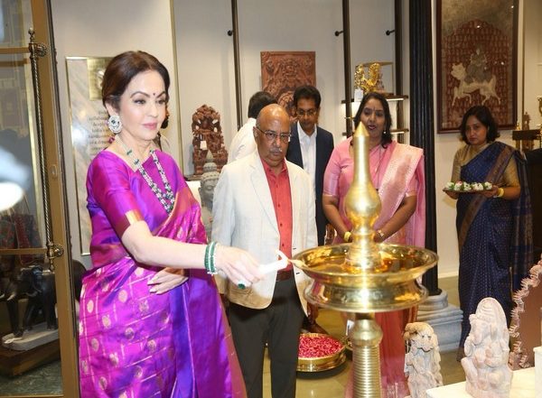 India News | Reliance Retail's First Standalone Swadesh Store Opens in Hyderabad; an Ode to India's Traditional Arts, Says Nita Ambani