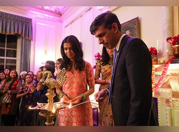World News | UK Prime Minister Welcomes Guests from Hindu Community to Downing Street Ahead of Diwali