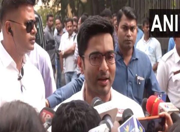 India News | TMC General Secretary Abhishek Banerjee Backs Mahua Moitra, Say Expulsion Without Evidence Not Possible