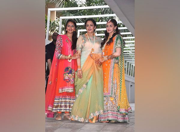 Esha Deol Reminisces Ballet Days As She Shares Throwback Photo With Ahana Deol and Hema Malini, Says, ‘I Played Baby Meera’