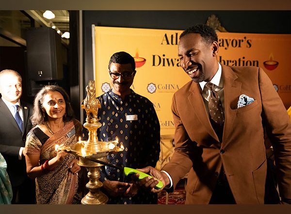 World News | Atlanta Mayor Andre Dickens Joins City's Hindu American Community in Diwali Celebration