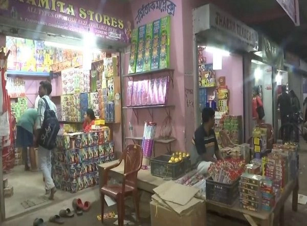 India News | Revellers Throng Champahati Cracker Market as West Bengal Decks for Diwali, Kali Puja