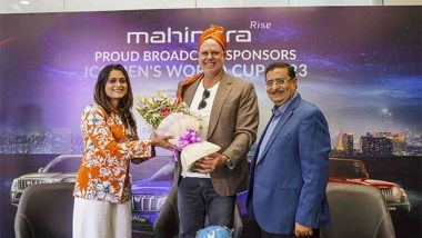 Business News | Matthew Hayden for the First Time in Thane at Mahindra Modi Showroom
