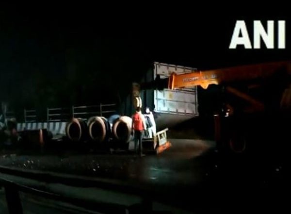 India News | Maharashtra: Two Injured as Trailer Truck Rams into Pickup Van on Pune-Bangalore Highway