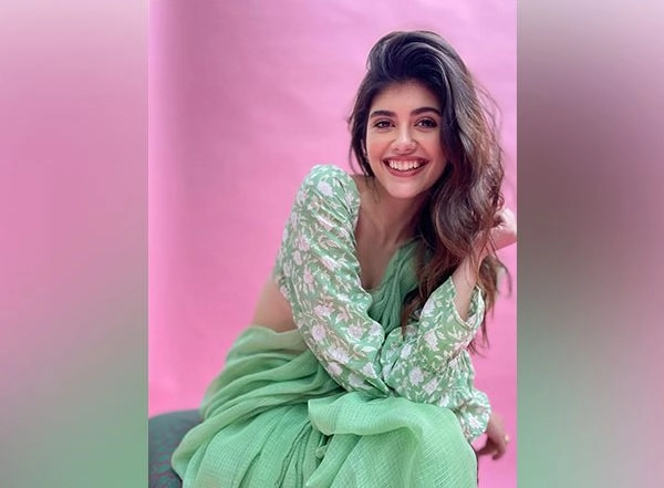 Entertainment News |  Sanjana Sanghi Emphasises Significance of Celebrating Diwali with Family