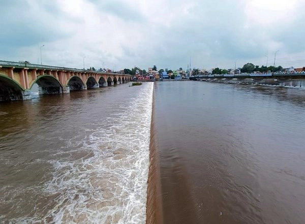 India News | Tamil Nadu: Vaigai River in Madurai Floods After Water Released from Vaigai Dam