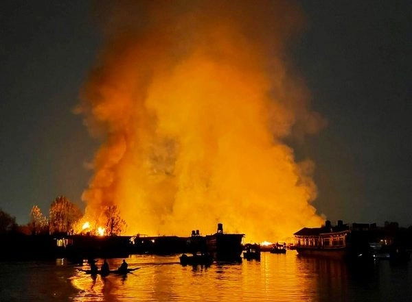 India News | J-K: 3 Bangladeshi Tourists Killed as Fire Engulfs Houseboats in Srinagar's Dal Lake