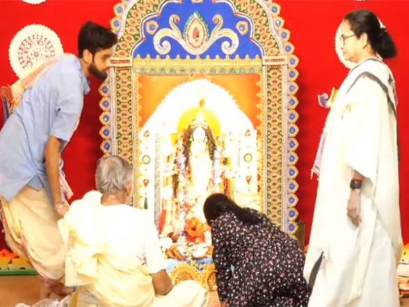 India News | Mamata Banerjee Participates in Kali Puja Prayers at Her Residence - Vimarsana News