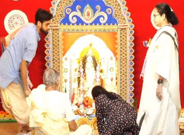 India News | Mamata Banerjee Participates in Kali Puja Prayers at Her Residence