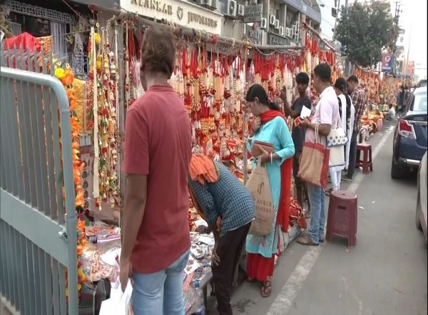 India News | Bihar: People Purchase Eco-friendly Candles on Occasion of Diwali