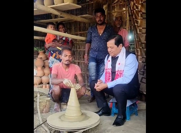 India News | Union Minister Sonowal Makes Earthen Lamps on Diwali