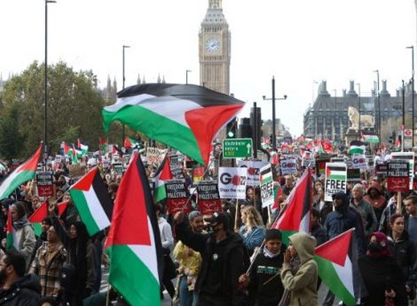 World News | Around 300,000 Join Pro-Palestinian Rally in London, Scores of Counter-protesters Arrested