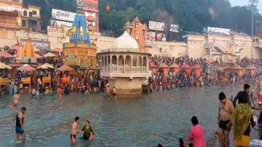 India News | Haridwar: Devotees Take Holy Dip in River Ganga on the Occasion of Somvati Amavasya