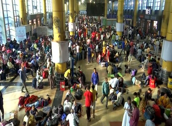 India News | No Sales of Platform Tickets at New Delhi, Anand Vihar Stations in Run Up to Chhat Puja