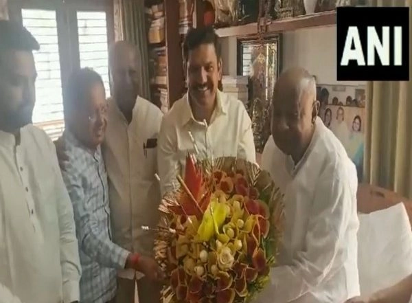 India News | Karnataka: Newly Appointed BJP Chief Meets Former PM Deve Gowda in Bengaluru