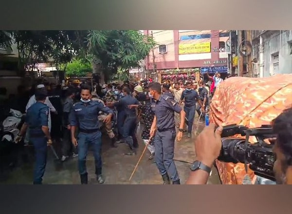 India News | Telangana: Police Resort to 'lathi Charge' Amid Clash Between Congress, AIMIM Workers