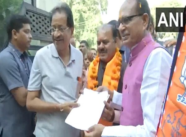 India News | MP CM Chouhan Distributes Voter Slips to Residents in Bhopal, Urges to Exercise Their Franchise