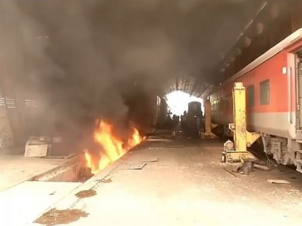 India News | Fire Breaks out in Coach of Train Stationed at Puri Station Depot - Vimarsana News