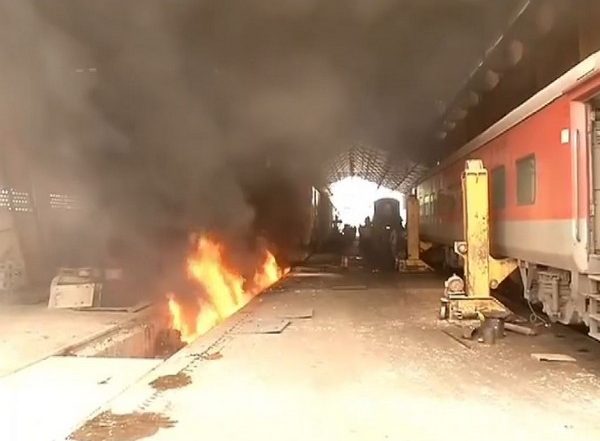 India News | Fire Breaks out in Coach of Train Stationed at Puri Station Depot