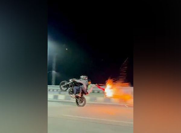 Tamil Nadu Bike Stunt Video: Police Arrest 10 Persons in Tiruchirappalli for Performing Dangerous Stunts, Bursting Firecrackers While Riding Motorcycles