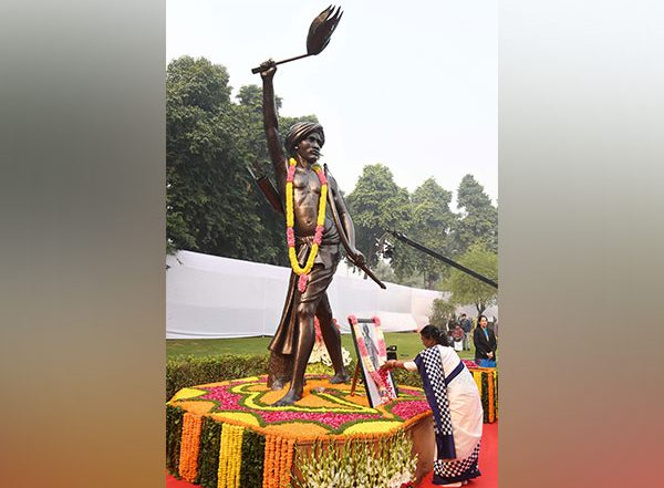 India News | President Murmu, PM Modi Pay Tribute to Bhagwan Birsa Munda on Janjatiya Gaurav Diwas
